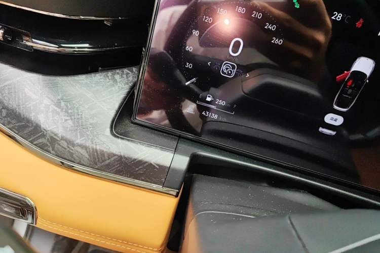 Used Lynk & Co 09 EM-P 2021 2.0T PHEV Halo Six-Seater Odometer Close Up