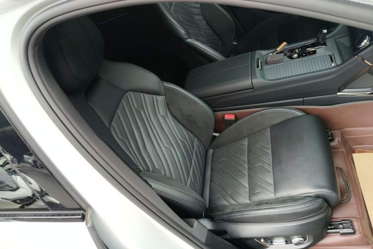 Used Lynk & Co 09 EM-P 2021 2.0T PHEV Halo Six-Seater Right Front Seat