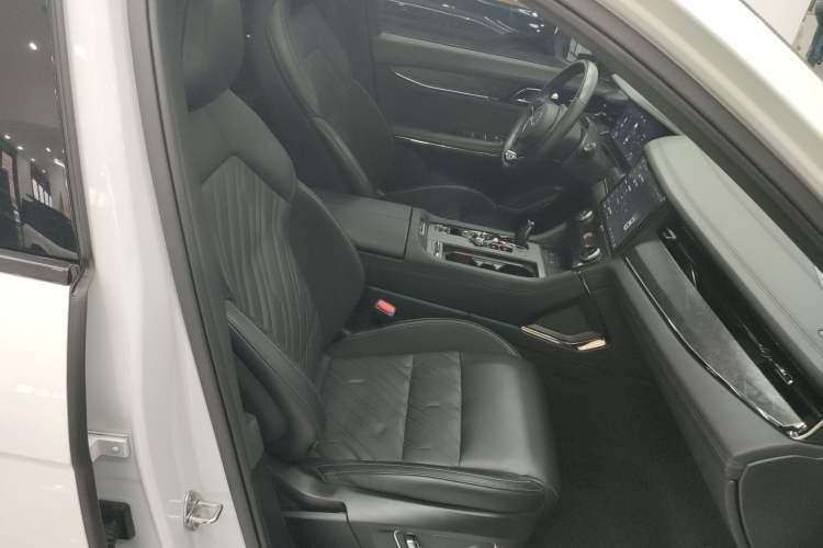 Used Lynk & Co 09 EM-P 2021 2.0T PHEV Halo Six-Seater Right Front Seat