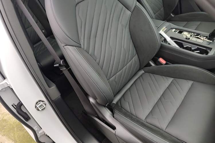 Used Lynk & Co 09 EM-P 2021 2.0T PHEV Halo Seven-Seater Right Front Seat