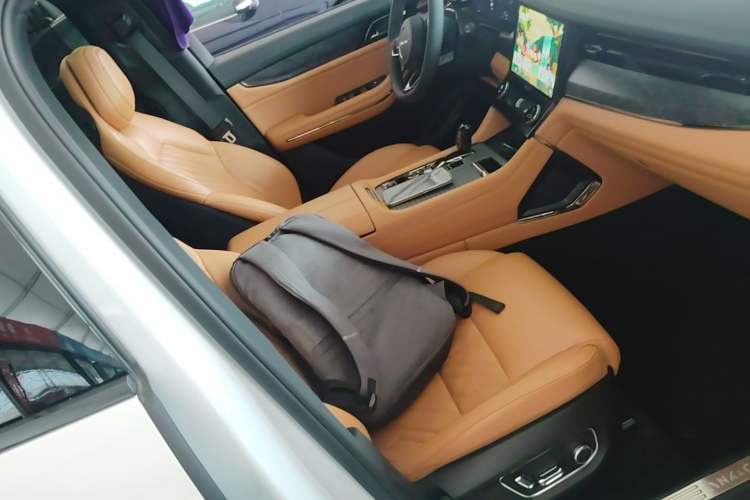Used Lynk & Co 09 EM-P 2021 2.0T PHEV Halo Six-Seater Right Front Seat
