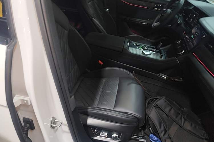Used Lynk & Co 09 EM-P 2021 2.0T PHEV Halo Six-Seater Right Front Seat