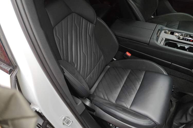 Used Lynk & Co 09 EM-P 2021 2.0T PHEV Halo Seven-Seater Right Front Seat