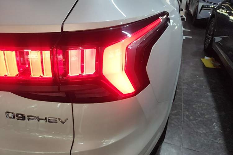 Used Lynk & Co 09 EM-P 2021 2.0T PHEV Halo Six-Seater Right Rear Taillight