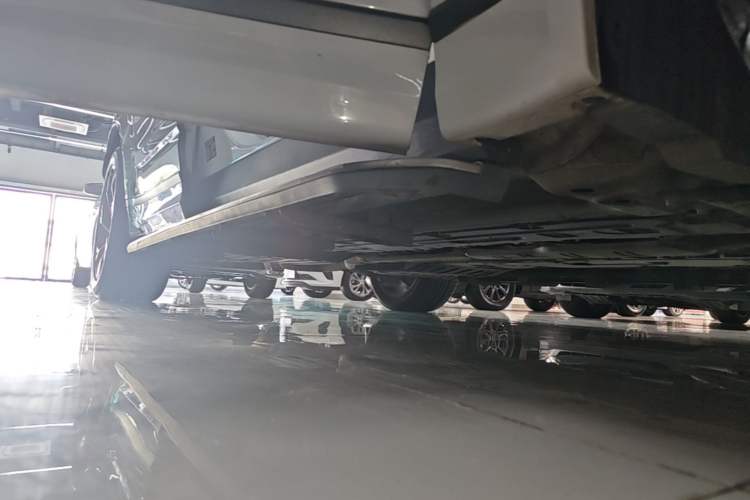 Used Lynk & Co 09 EM-P 2021 2.0T PHEV Halo Six-Seater Right Side Sill