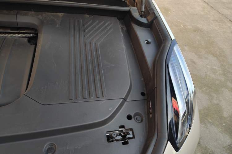 Used Lynk & Co 09 EM-P 2021 2.0T PHEV Ultra Six-Seater Engine Bay Left
