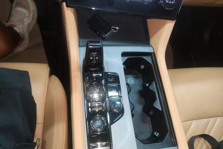 Used Lynk & Co 09 EM-P 2021 2.0T PHEV Halo Six-Seater Gear Lever