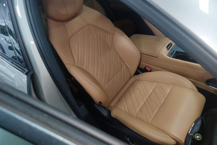 Used Lynk & Co 09 EM-P 2021 2.0T PHEV Halo Six-Seater Right Front Seat