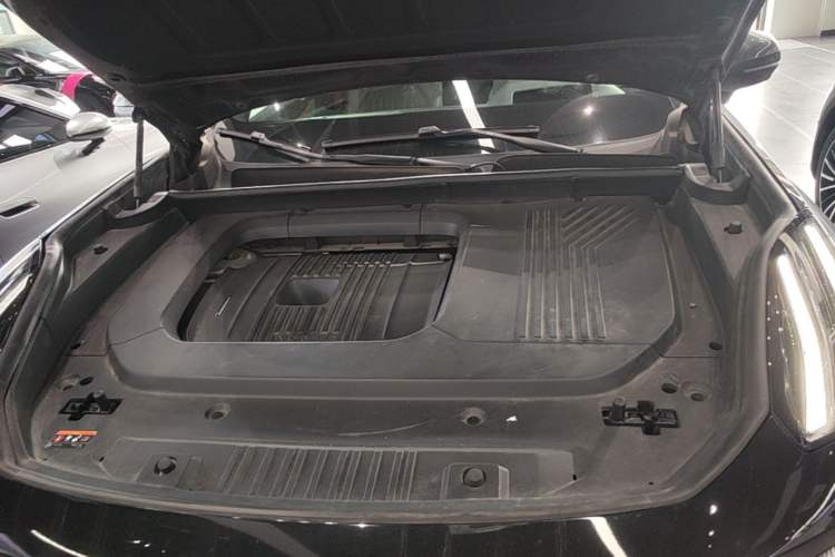 Used Lynk & Co 09 EM-P 2023 2.0TD EM-P Long-Range Version PM Six-Seater Engine Bay