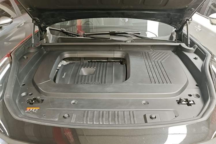 Used Lynk & Co 09 EM-P 2023 2.0TD EM-P Long-Range Version PM 7-Seater Engine Bay