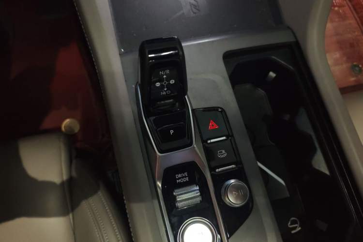 Used Lynk & Co 09 EM-P 2023 2.0TD EM-P Long-Range Version PM 7-Seater Gear Lever