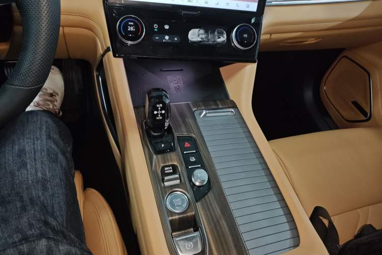 Used Lynk & Co 09 EM-P 2023 2.0TD EM-P Four-Wheel Drive Asian Games Executive Edition Five Seats Gear Lever