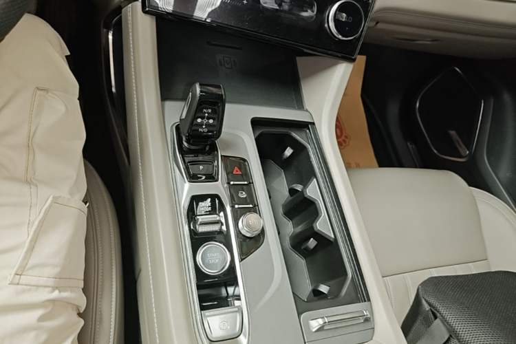 Used Lynk & Co 09 EM-P 2023 2.0TD EM-P Long-Range Version PM 7-Seater Gear Lever