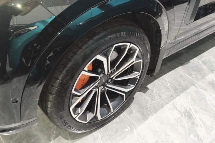 Used Lynk & Co 09 EM-P 2023 2.0TD EM-P Four-Wheel Drive Asian Games Executive Edition Five Seats Left Front Wheel Hub