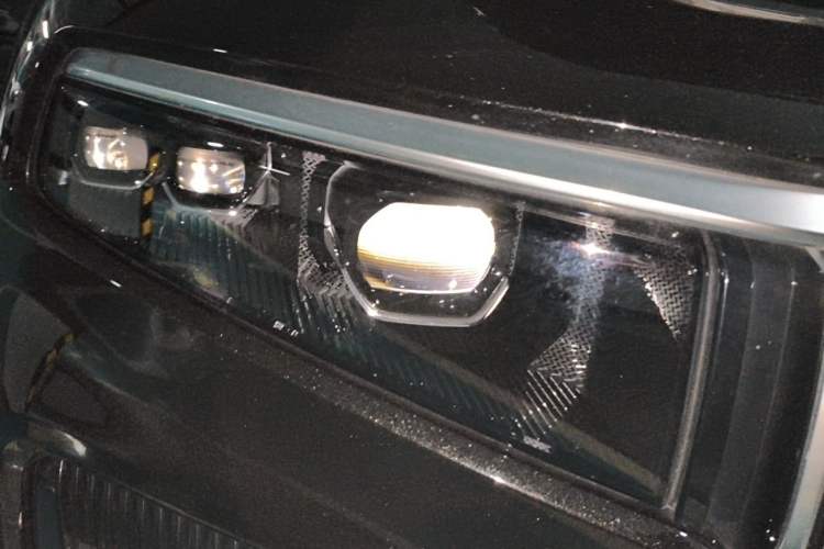 Used Lynk & Co 09 EM-P 2023 2.0TD EM-P Four-Wheel Drive Asian Games Executive Edition Five Seats Right Front Headlight