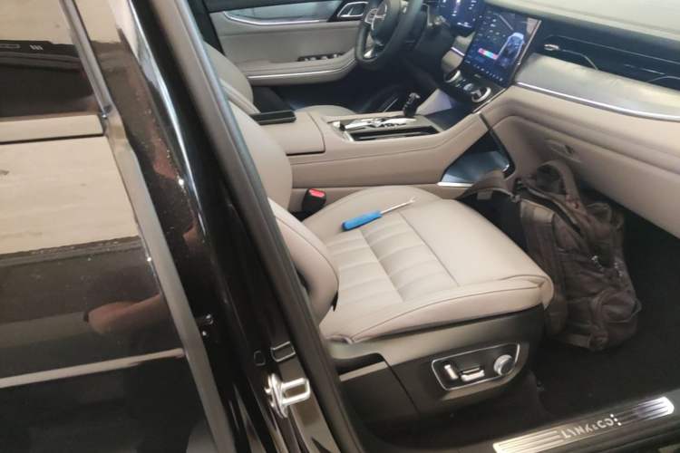 Used Lynk & Co 09 EM-P 2023 2.0TD EM-P Long-Range Version PM 7-Seater Right Front Seat