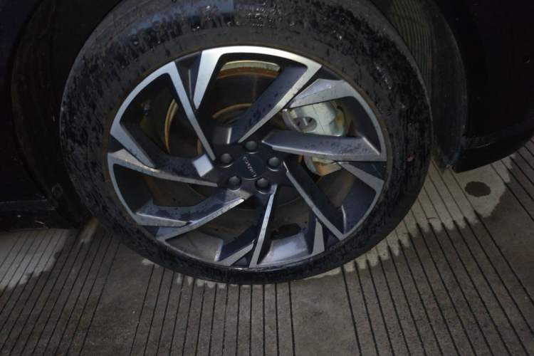 Used Lynk & Co 09 EM-P 2023 2.0TD EM-P Long-Range Version PM 7-Seater Right Front Wheel Hub