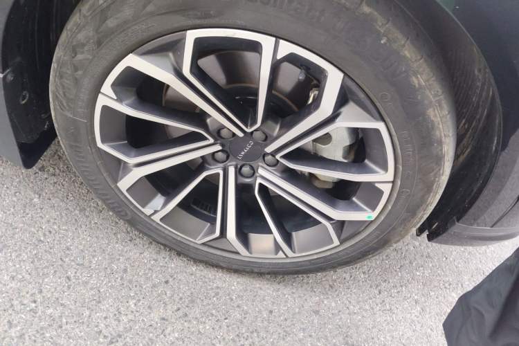 Used Lynk & Co 09 EM-P 2023 2.0TD EM-P Four-Wheel Drive Asian Games Executive Edition Five Seats Right Front Wheel Hub