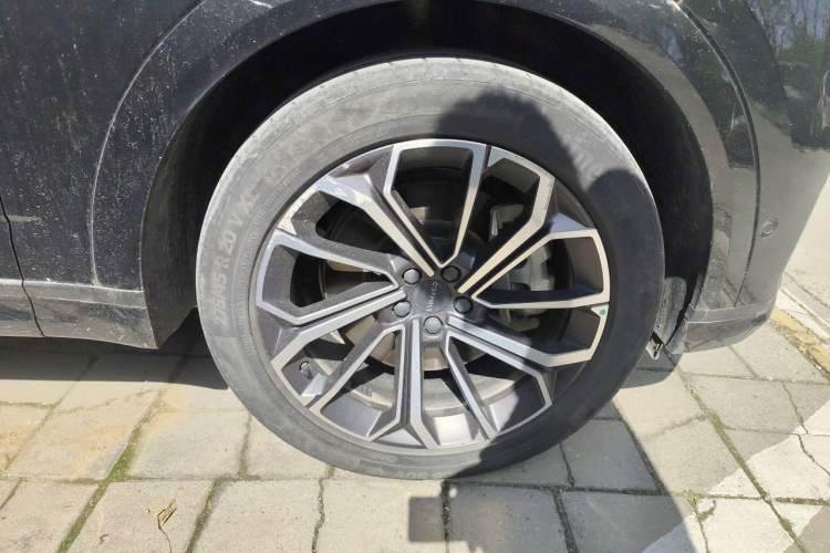Used Lynk & Co 09 EM-P 2023 2.0TD EM-P Four-Wheel Drive Asian Games Executive Edition Five Seats Right Front Wheel Hub