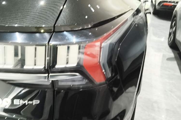 Used Lynk & Co 09 EM-P 2023 2.0TD EM-P Four-Wheel Drive Asian Games Executive Edition Five Seats Right Rear Taillight