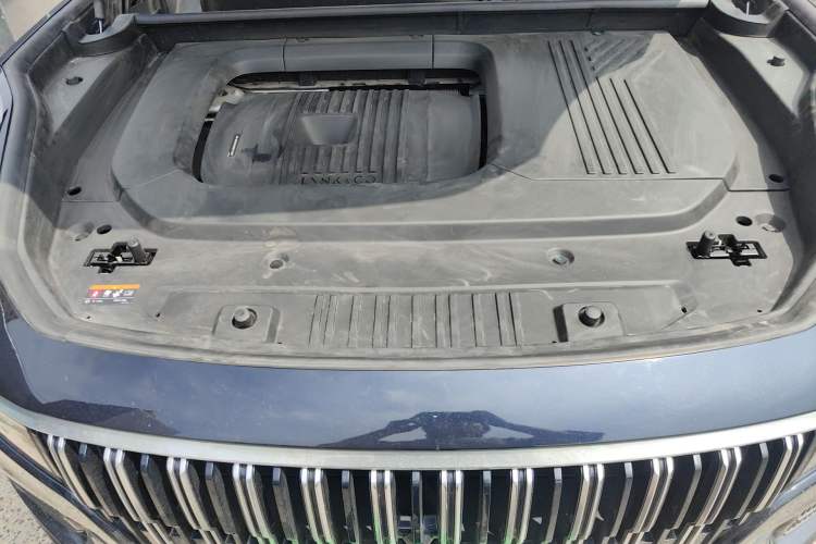 Used Lynk & Co 09 EM-P 2023 2.0TD EM-P Four-Wheel Drive Asian Games Executive Edition Five Seats Engine Bay