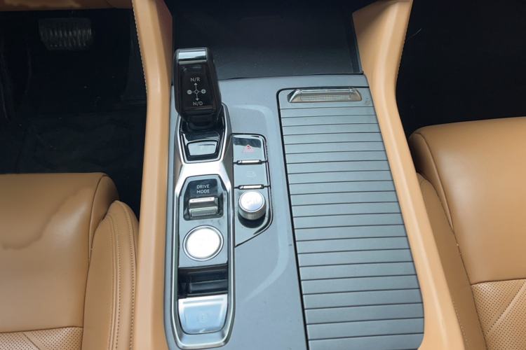 Used Lynk & Co 09 EM-P 2023 2.0TD EM-P Four-Wheel Drive Asian Games Executive Edition Five Seats Gear Lever