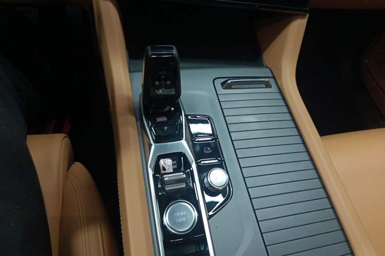 Used Lynk & Co 09 EM-P 2023 2.0TD EM-P Four-Wheel Drive Asian Games Executive Edition Five Seats Gear Lever