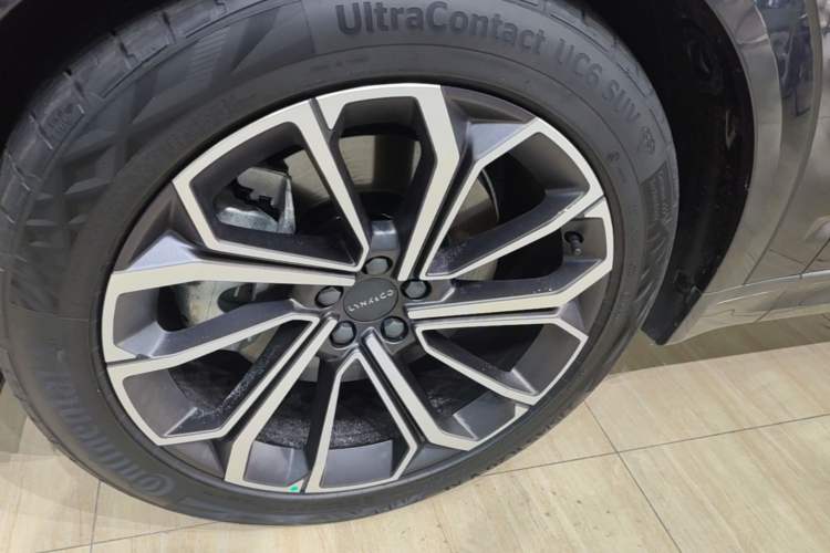 Used Lynk & Co 09 EM-P 2023 2.0TD EM-P Four-Wheel Drive Asian Games Executive Edition Five Seats Left Front Wheel Hub