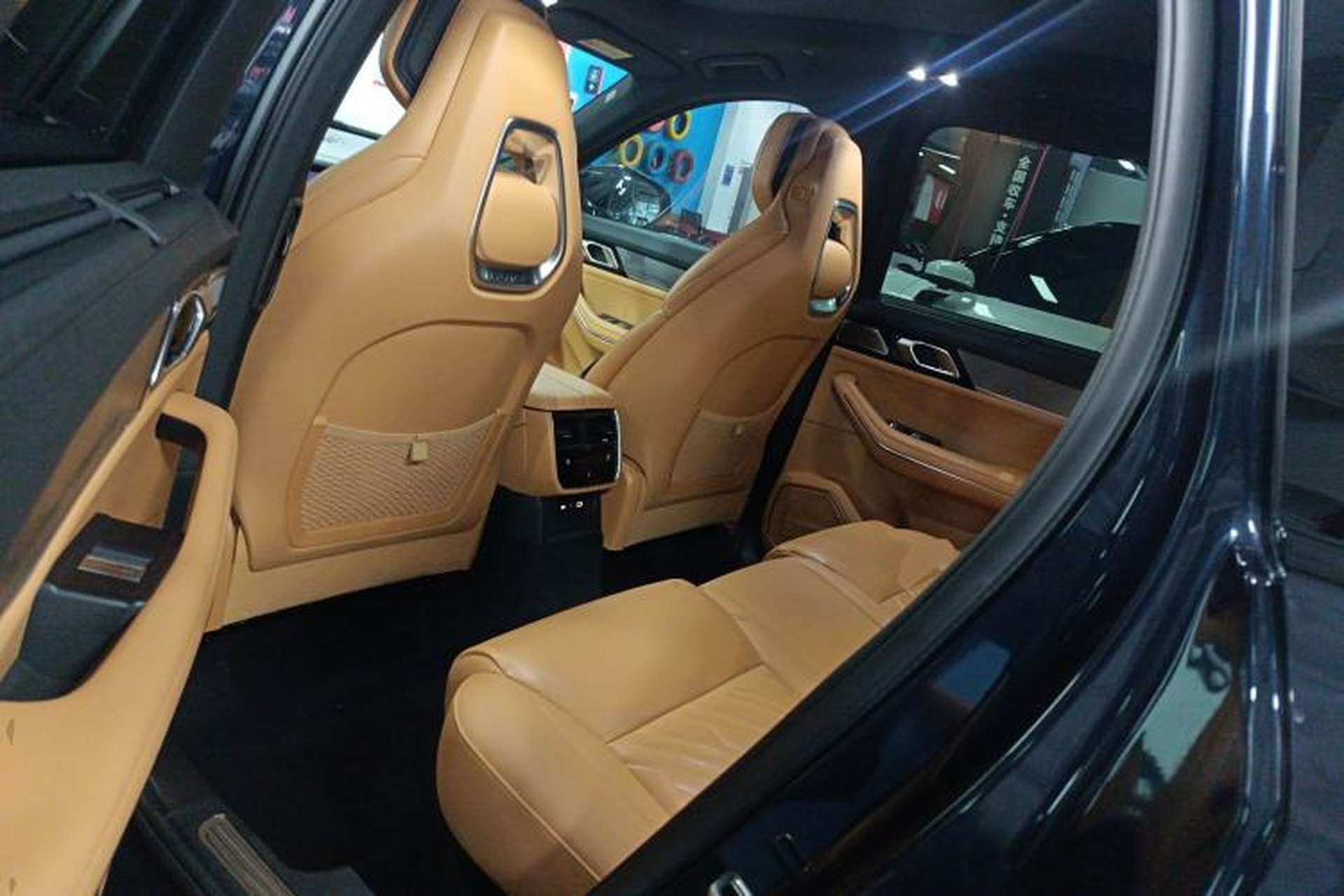 Used Lynk & Co 09 EM-P 2023 2.0TD EM-P Four-Wheel Drive Asian Games Executive Edition Five Seats Left Rear Seat