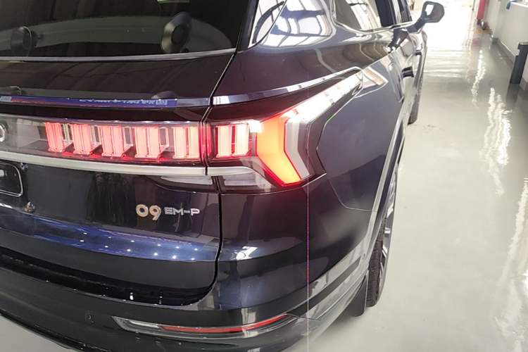 Used Lynk & Co 09 EM-P 2023 2.0TD EM-P Four-Wheel Drive Asian Games Executive Edition Five Seats Right Rear Taillight