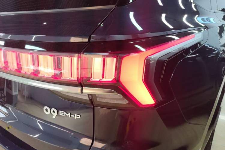 Used Lynk & Co 09 EM-P 2023 2.0TD EM-P Four-Wheel Drive Asian Games Executive Edition Five Seats Right Rear Taillight