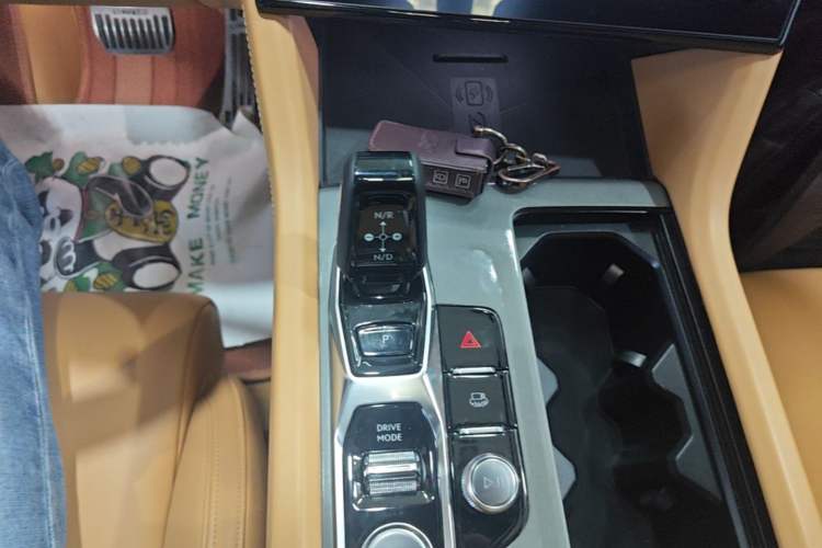 Used Lynk & Co 09 EM-P 2023 2.0TD EM-P Long-Range Version PM 7-Seater Gear Lever