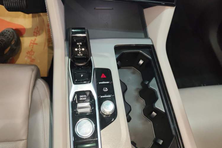 Used Lynk & Co 09 EM-P 2023 2.0TD EM-P Long-Range Version PM 7-Seater Gear Lever