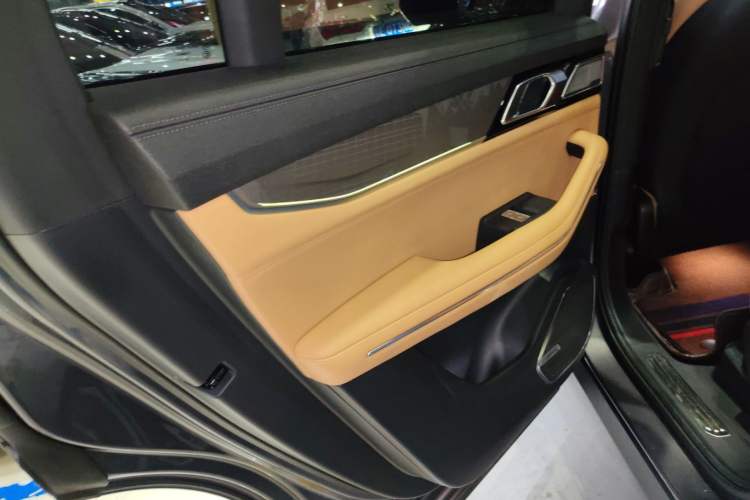 Used Lynk & Co 09 EM-P 2023 2.0TD EM-P Long-Range Version PM 7-Seater Left Rear Door Interior