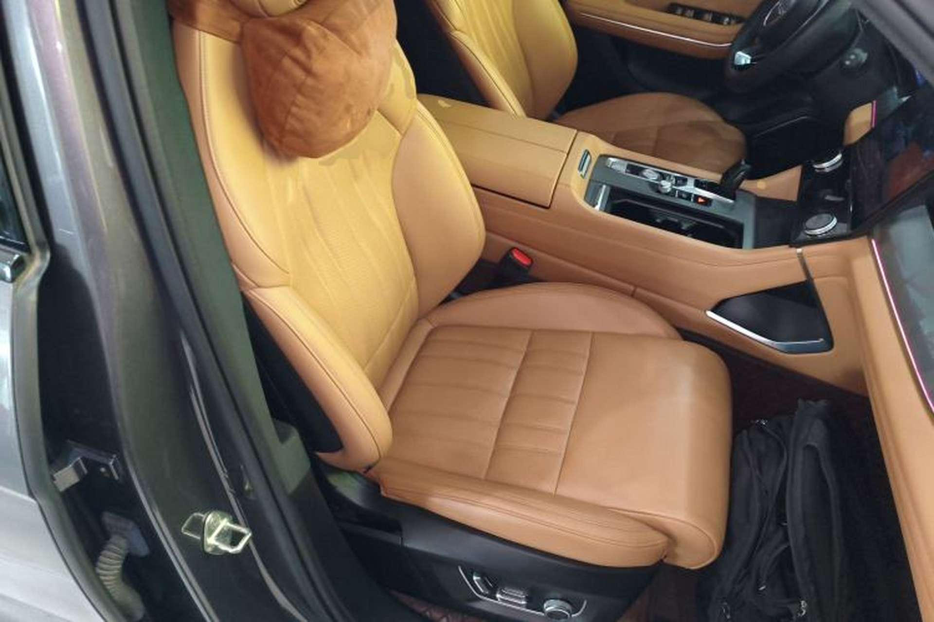 Used Lynk & Co 09 EM-P 2023 2.0TD EM-P Long-Range Version PM 7-Seater Right Front Seat
