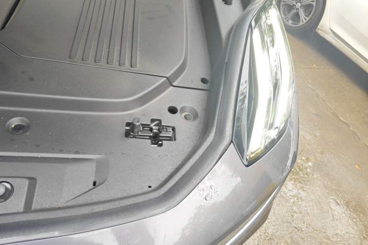 Used Lynk & Co 09 EM-P 2023 2.0TD EM-P Long-Range Version PM Six-Seater Engine Bay Left