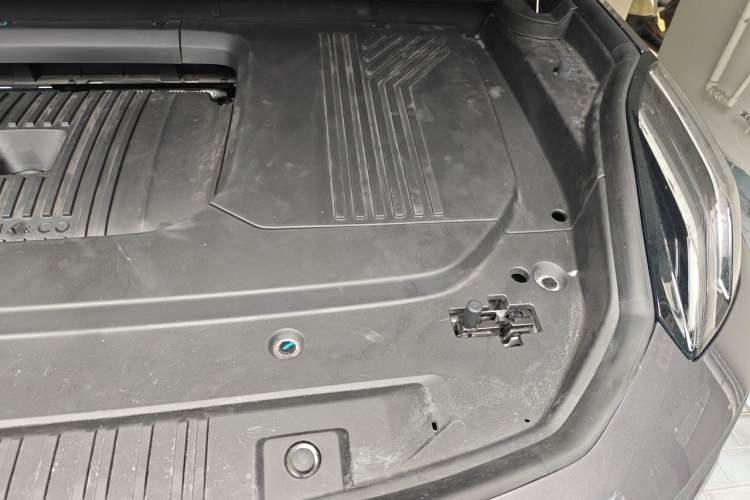 Used Lynk & Co 09 EM-P 2023 2.0TD EM-P Long-Range Version PM Six-Seater Engine Bay Left