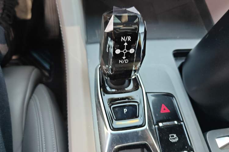 Used Lynk & Co 09 EM-P 2023 2.0TD EM-P Long-Range Version PM 7-Seater Gear Lever