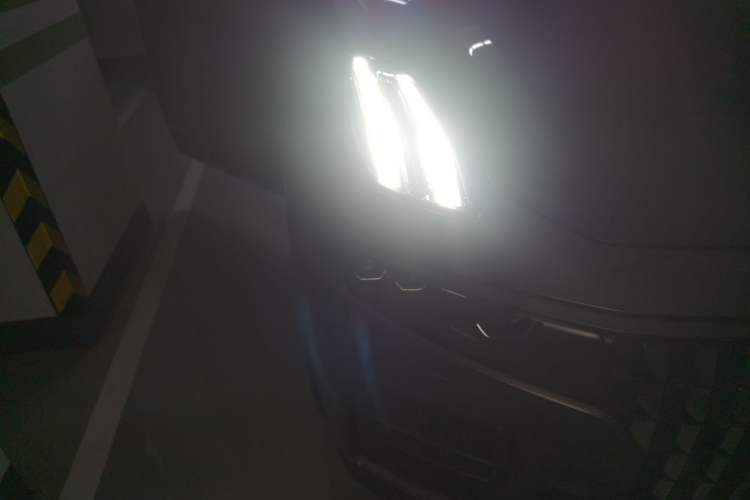 Used Lynk & Co 09 EM-P 2023 2.0TD EM-P Long-Range Version PM Six-Seater Right Front Headlight