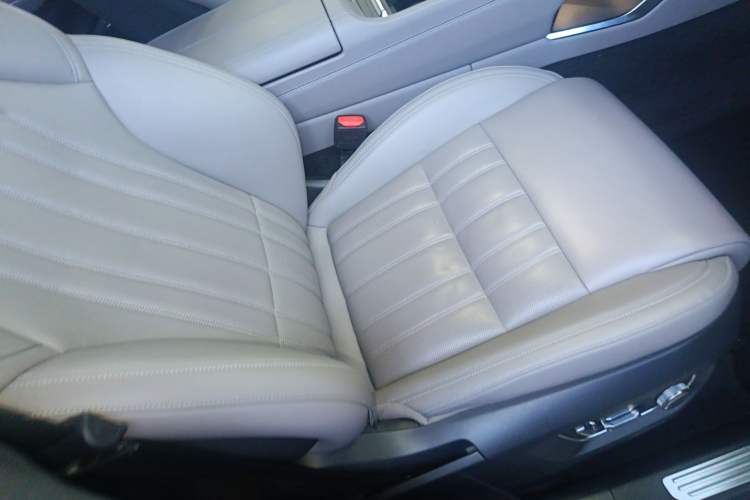 Used Lynk & Co 09 EM-P 2023 2.0TD EM-P Long-Range Version PM 7-Seater Right Front Seat