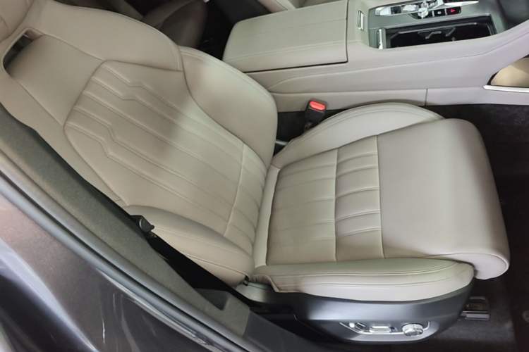 Used Lynk & Co 09 EM-P 2023 2.0TD EM-P Long-Range Version PM 7-Seater Right Front Seat
