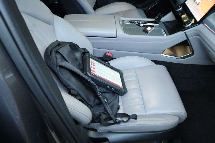 Used Lynk & Co 09 EM-P 2023 2.0TD EM-P Long-Range Version PM 7-Seater Right Front Seat