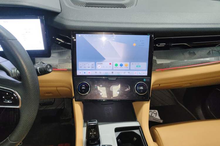 Used Lynk & Co 09 EM-P 2023 2.0TD EM-P Long-Range Version AM Six-Seater Audio And AC Panel