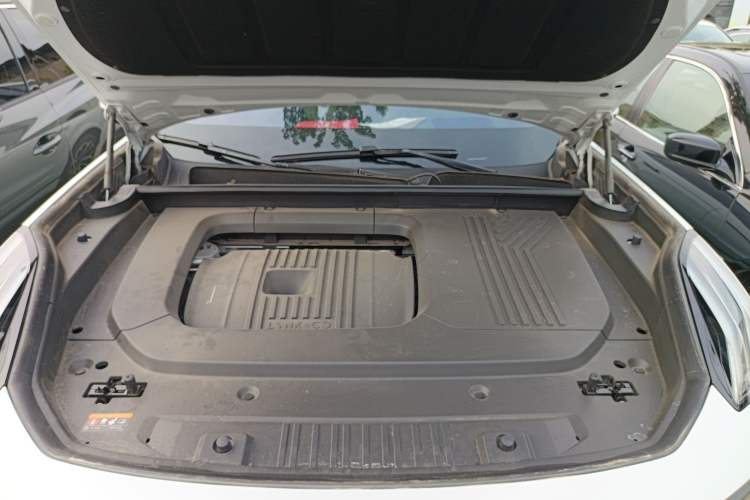 Used Lynk & Co 09 EM-P 2023 2.0TD EM-P Long-Range Version PM 7-Seater Engine Bay
