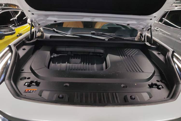 Used Lynk & Co 09 EM-P 2023 2.0TD EM-P Long-Range Version PM Six-Seater Engine Bay