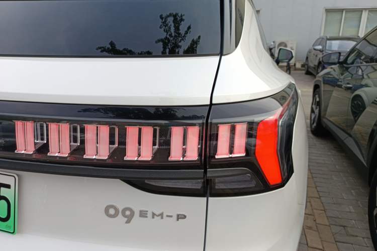 Used Lynk & Co 09 EM-P 2023 2.0TD EM-P Long-Range Version PM 7-Seater Exterior 6