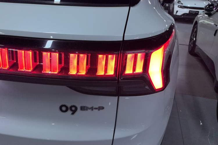 Used Lynk & Co 09 EM-P 2023 2.0TD EM-P Long-Range Version PM 7-Seater Exterior 6