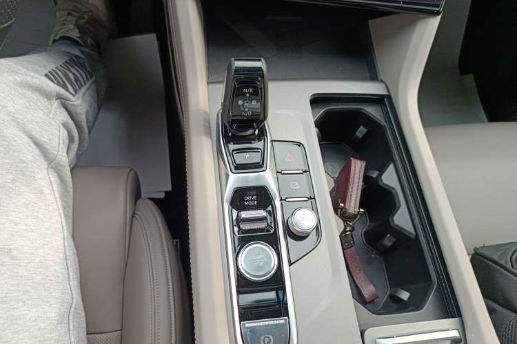 Used Lynk & Co 09 EM-P 2023 2.0TD EM-P Long-Range Version PM 7-Seater Gear Lever