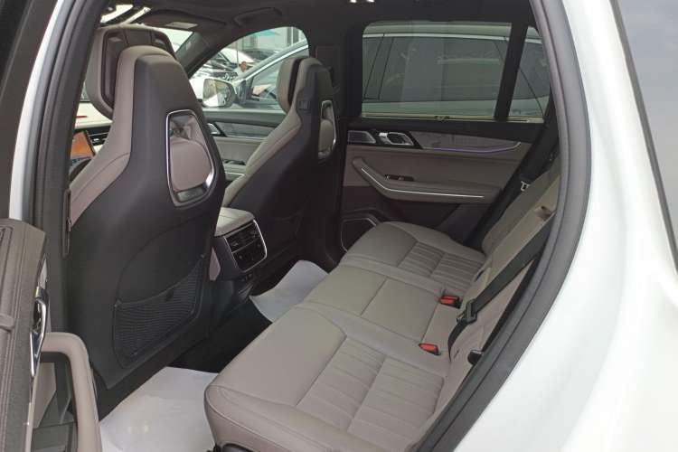 Used Lynk & Co 09 EM-P 2023 2.0TD EM-P Long-Range Version PM 7-Seater Interior 4