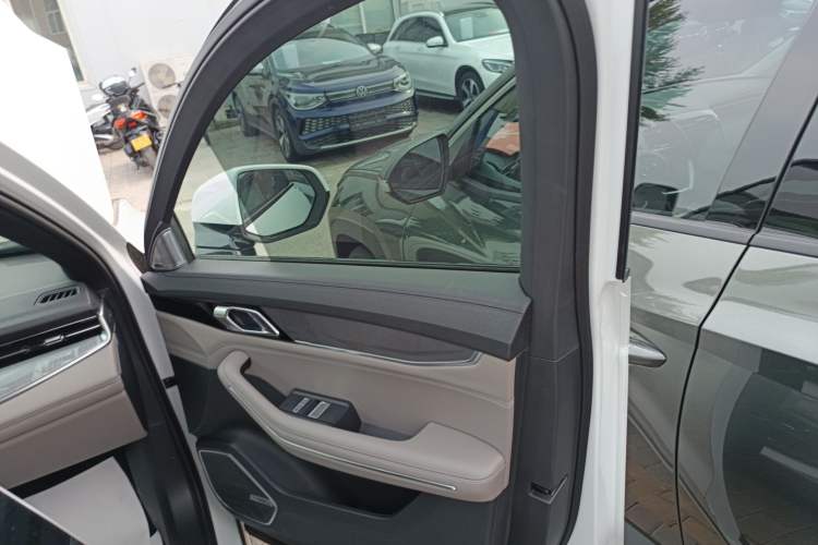 Used Lynk & Co 09 EM-P 2023 2.0TD EM-P Long-Range Version PM 7-Seater Interior 5